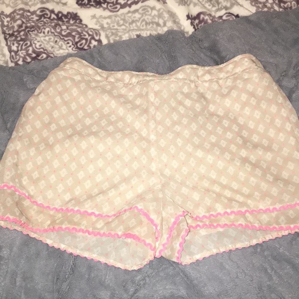Patterned pink shorts